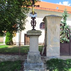 Kříž u kostela sv. Václava v Račicích