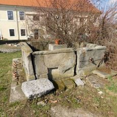 Kašna na nádvoří nového zámku ve Škvorci