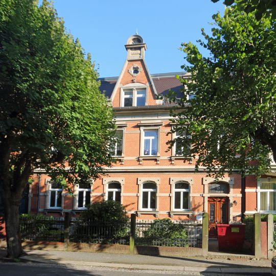 Wohnhaus in geschlossener Bebauung mit Einfriedung Lessingplatz 18