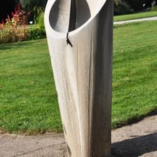 Stele mit eingelassener Sonnenuhr