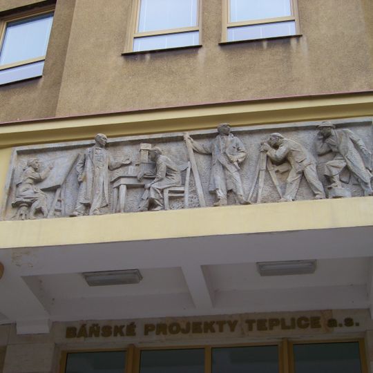 Reliéf nad portálem domu Kollárova 1879/11 v Teplicích