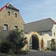Wohnstallhaus (Nr. 73), Seitengebäude (Nr. 71) und Scheune eines Dreiseithofes sowie Hofmauer mit Toreinfahrt (Torbogen und zwei Pforten), Einfriedung des Vorgartens und Stützmauern des Gartens Rosentitzer Straße 71; 73