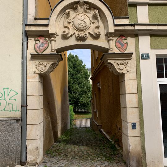 Torbogen zwischen zwei Wohnhäusern Weinkellerstraße 17