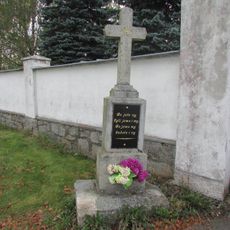 Kříž u hřbitova v Popelíně