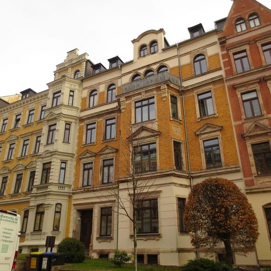 Mietshaus in geschlossener Bebauung mit Vorgarten Andréstraße 4