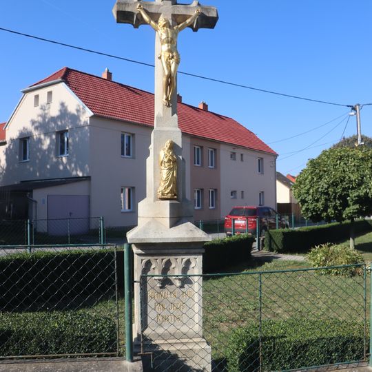 Kříž na návsi v Krahulově