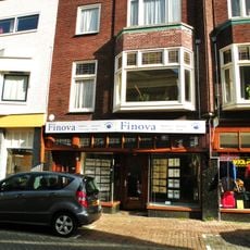 Twee winkelhuizen met twee bovenwoningen in Interbellum-stijl