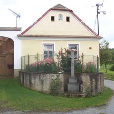 Kříž v zahradě v Ohradě