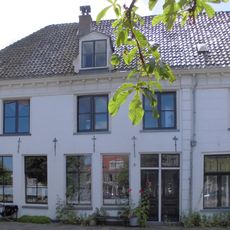 Pand met gepleisterde gevel met rechte kroonlijst