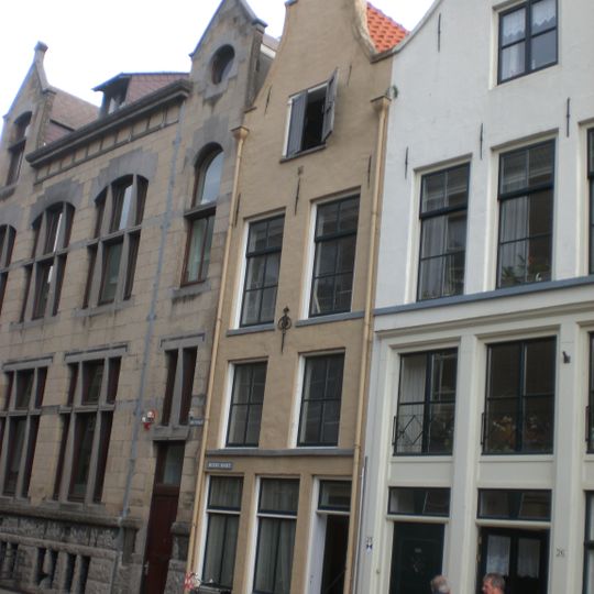 Onderkelderd pand met gepleisterde klokgevel