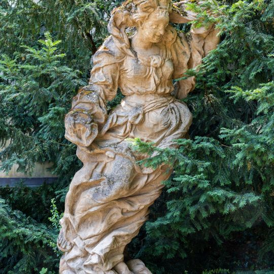 Socha před tvrzí v Třebotově