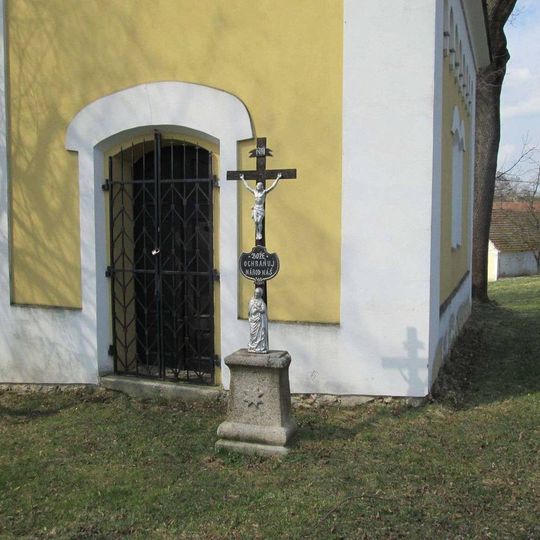 Kříž v Třebějicích před kaplí vpravo