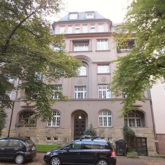 Mietshaus in geschlossener Bebauung mit Vorgarten Barbarossastraße 85