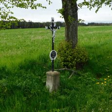 Kovový kříž u silnice západně od Stonařova