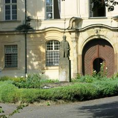 Socha Svatopluka Čecha před zámkem ve Vraném