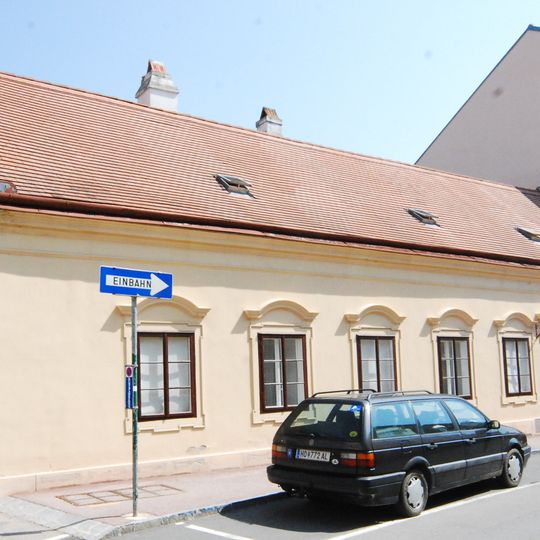Wohnhaus mit Stadtmauer und Zwinger