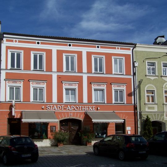 Wohn- und Geschäftshaus, seit 1804 Apotheke