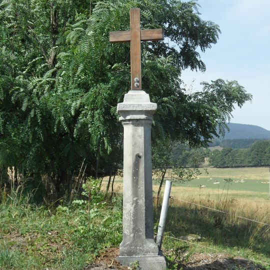 Kříž severně od Vápenné při cestě do Žulové