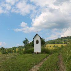 Kaplička v Nových Losinách u polní cesty