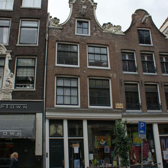 Pand met ingezwenkte halsgevel