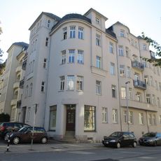 Mietshaus in geschlossener Bebauung in Ecklage mit Resten des Vorgartens Barbarossastraße 57