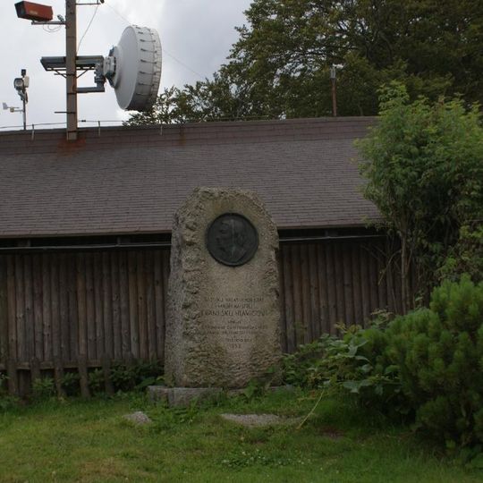 Památník malíři Františku Hlavicovi u horní stanice vleku v sedle Kohútka