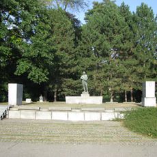 Pomník se sochou partyzána