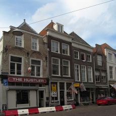 Gevel met verkropte kroonlijst. Achterhuis puntgevel met vlechtingen