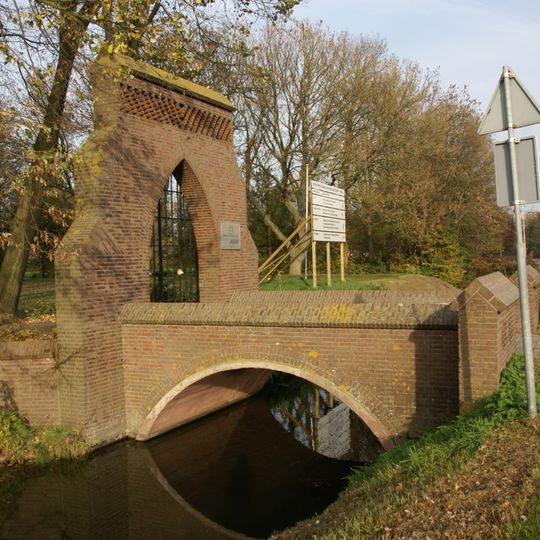 Toegangsbrug met poort