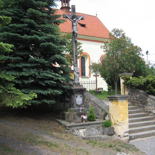 Boží muka před kostelem Stětí sv. Jana Křtitele v Česticích
