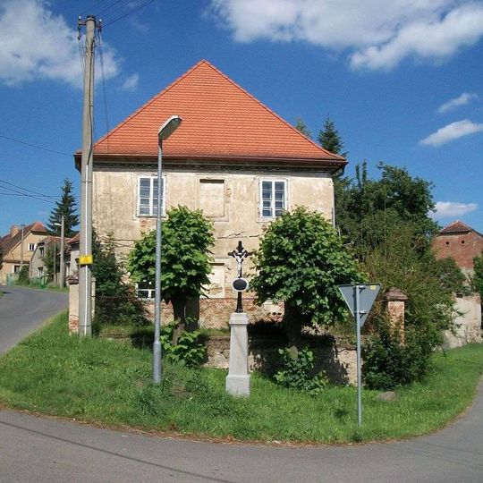 Kříž v Drahenicích u křižovatky