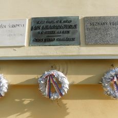 Pamětní deska Jana Krásnovského na domě Na Malovance 529/12 na Dlabačově