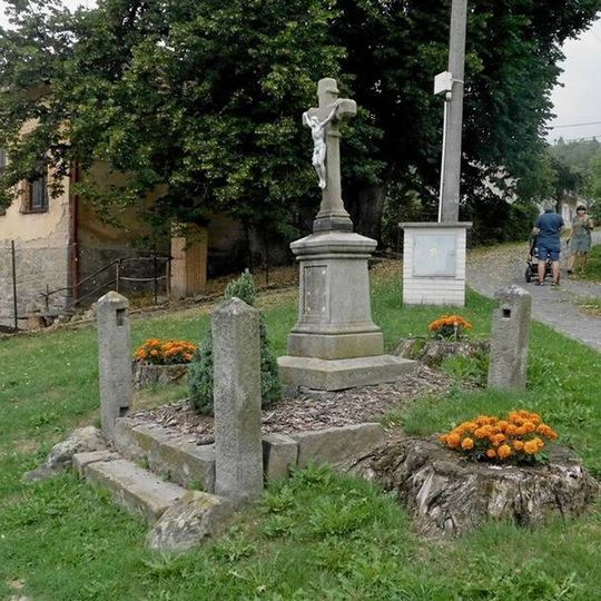 Kříž na návsi Pavlova