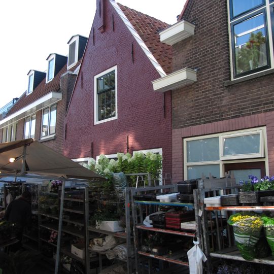 Pand met topgevel met pinakel