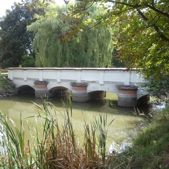 Most nad vodním kanálem