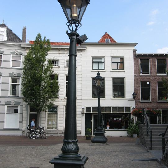 Twee identieke gietijzeren lantaarnpalen