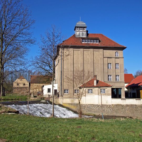 Mühlengebäude mit Mühlentechnik und angebautem Wohnhaus sowie zwei im Winkel stehende Seitengebäude eines Mühlenanwesens Nostitz 78