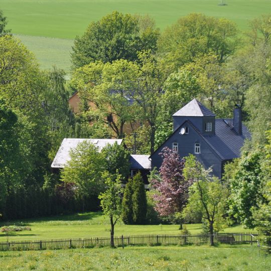 Wohnmühlenhaus , daran angebautes Seitengebäude, Mühlgraben und Teich eines Mühlenanwesens Schwarzbach