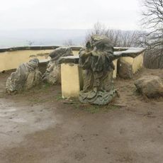 Torza soch Ježíše v Getsemanské zahradě a spících apoštolů na terase pod schodištěm Kalvárie u Ostrého