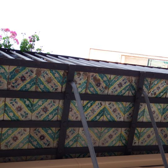 Ceramic sotabalcons at 49 Tenor Alonso street, Godella