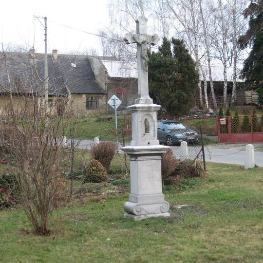 Kříž před prodejnou ve středu Široké Nivy