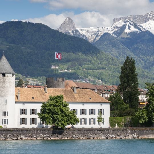 Castle, house and outbuildings, pavilion, towers, ramparts and ditches