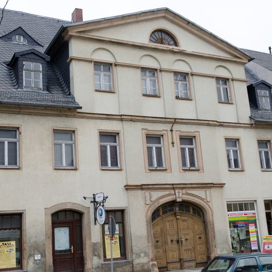 Ackerbürgerhof mit ehemaligem Ackerbürgerhaus , einem Hintergebäude und dem Gartenhaus in geschlossener Bebauung Freiberger Straße 9