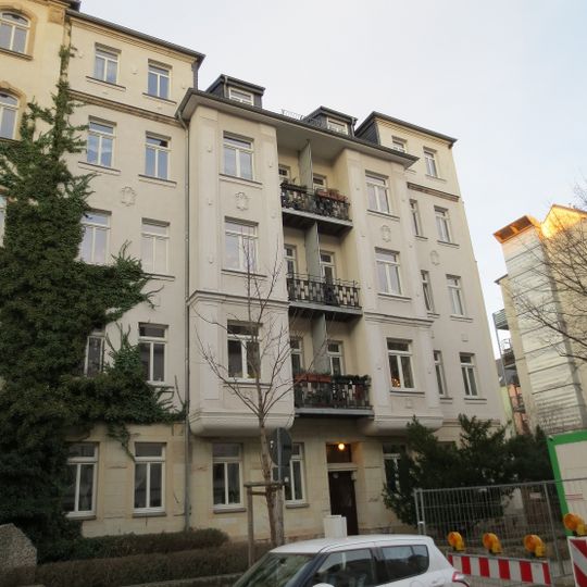 Mietshaus in geschlossener Bebauung konzipiert, mit Vorgarten Lohrstraße 36