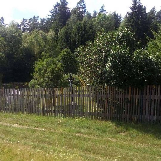 Kříž v zahradě v Hladově
