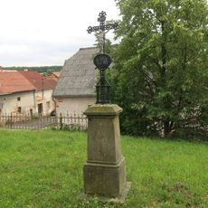 Kříž u kostela ve Vysokém Veselí