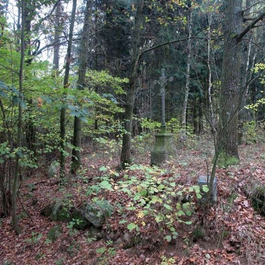 Kříž severně od Bezděkova v lesíku