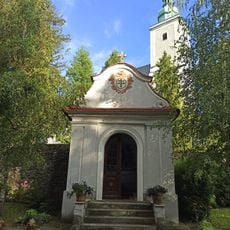 Kapliczka przykościelna w Trzebinie