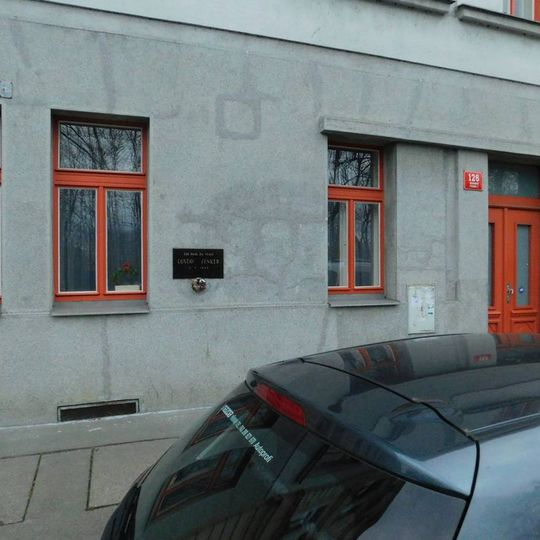 Pamětní deska Gustava Zenkera na domě Nad Královskou oborou 126/45 na Letné