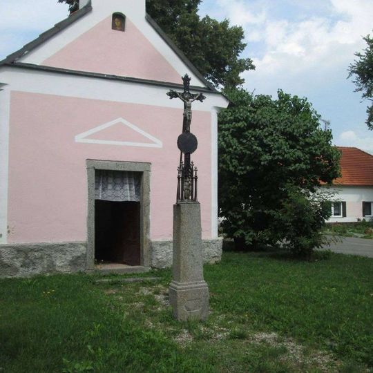 Kříž před kaplí v Sudoměři